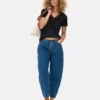 Camiseta Essential con cuello en V