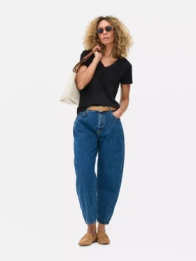 Camiseta Essential con cuello en V