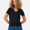 Camiseta Essential con cuello en V