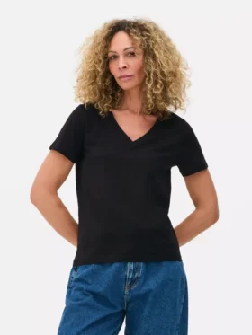Camiseta Essential con cuello en V