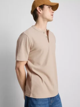Camiseta Henley con textura