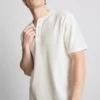 Camiseta Henley con textura