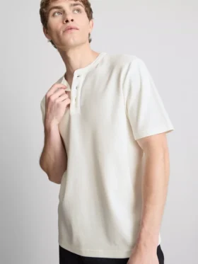 Camiseta Henley con textura