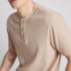 Camiseta Henley con textura