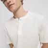 Camiseta Henley con textura
