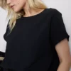 Camiseta holgada de cuello redondo con ventilación