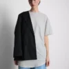 Camiseta larga con bolsillo de parche