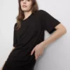 Camiseta larga con bolsillo de parche