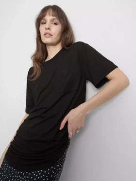 Camiseta larga con bolsillo de parche