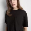 Camiseta larga con bolsillo de parche