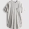 Camiseta larga con bolsillo de parche