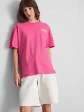 Camiseta oversize con estampado gráfico en color habana, con alto contenido en algodón