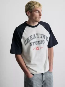 Camiseta raglán de Creative Studio
