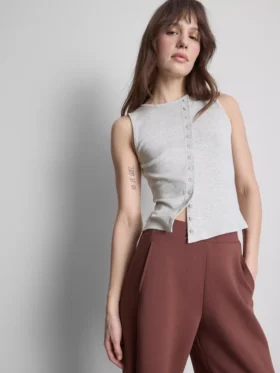 Camiseta sin mangas con botones, con alto porcentaje de algodón