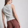 Camiseta sin mangas con botones, con alto porcentaje de algodón