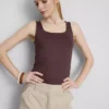Camiseta sin mangas con cuello cuadrado