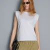 Camiseta sin mangas con hombreras