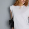 Camiseta sin mangas con hombreras