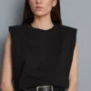 Camiseta sin mangas con hombreras