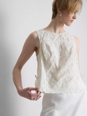 Camiseta sin mangas con lazo y estampado floral bordado