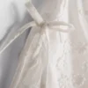 Camiseta sin mangas con lazo y estampado floral bordado