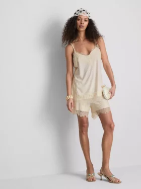Camiseta sin mangas con ribete de encaje satinado de Paula Echevarría