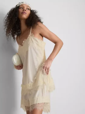 Camiseta sin mangas con ribete de encaje satinado de Paula Echevarría