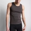 Camiseta sin mangas de corte entallado con canalé