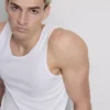 Camiseta sin mangas de corte entallado con canalé