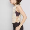 Camiseta sin mangas de ganchillo con lazo lateral