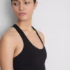 Camiseta sin mangas deportiva con cuello redondo