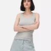 Camiseta sin mangas elástica con cuello redondeado