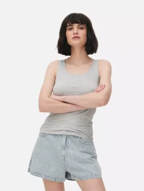 Camiseta sin mangas elástica con cuello redondeado