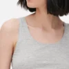 Camiseta sin mangas elástica con cuello redondeado