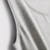 Camiseta sin mangas elástica con cuello redondeado