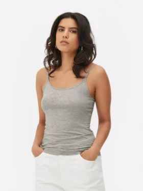 Camiseta sin mangas elástica con cuello redondo