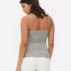 Camiseta sin mangas elástica con cuello redondo