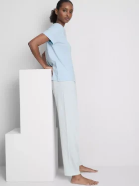 Camiseta y pijama con pantalón a rayas