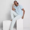 Camiseta y pijama con pantalón a rayas