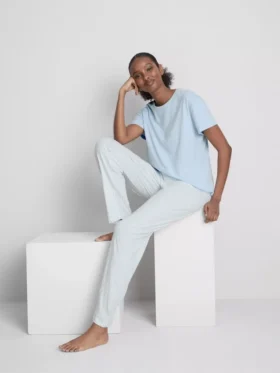 Camiseta y pijama con pantalón a rayas