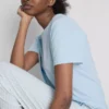 Camiseta y pijama con pantalón a rayas