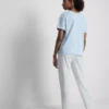 Camiseta y pijama con pantalón a rayas
