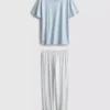 Camiseta y pijama con pantalón a rayas