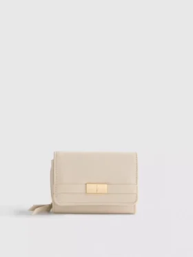 Cartera con cremallera y detalles metalizados