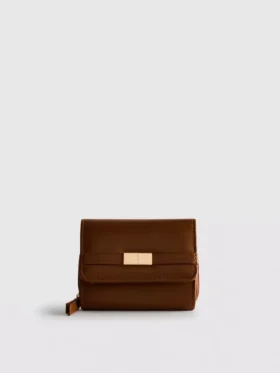 Cartera con cremallera y detalles metalizados