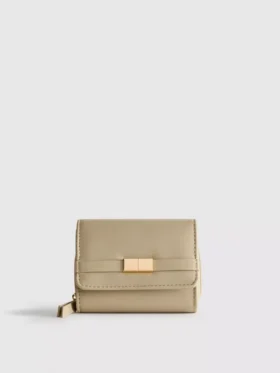 Cartera con cremallera y detalles metalizados