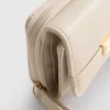 Cartera con cremallera y detalles metalizados