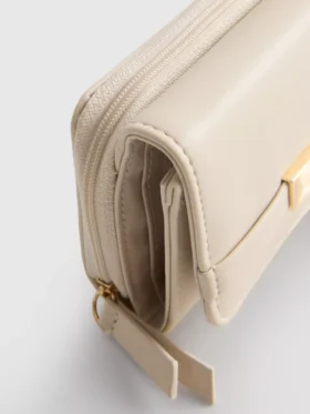 Cartera con cremallera y detalles metalizados