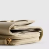 Cartera con cremallera y detalles metalizados