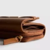 Cartera con cremallera y detalles metalizados
